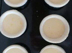 把蛋挞液倒入蛋挞皮中。