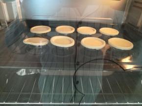 放入预热好的烤箱，中层，180℃，烤25分钟。