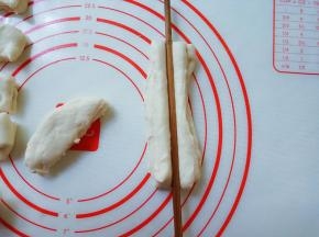 醒好后俩俩面剂竖向叠加，用筷子在面剂中间深深压一下。
