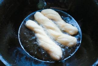 油8成热时，大火下面胚。