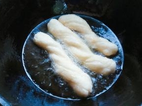 油8成热时，大火下面胚。