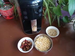 黄豆泡水发涨，红枣洗净剪成小粒，燕麦片洗净。