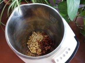 全部食材放入豆浆机杯体中。