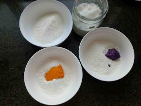 糯米粉分三份，三份都加糖，其中一份加南瓜泥，一份加紫薯泥。