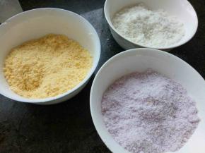 双手搓粉，搓成半干不湿的状态。过干加水，过湿加粉。