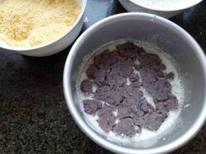 铺一层豆沙馅，这里铺的自制的。