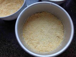 再撒一层别的颜色的粉，摊平。