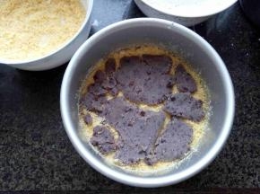 铺满豆沙馅。