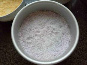 再撒另外颜色的粉，摊平。