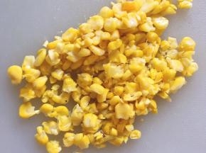 将玉米粒切碎，尽量碎些