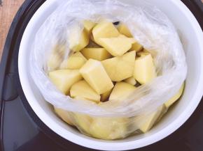 将切好的土豆放电饭煲上蒸20分钟