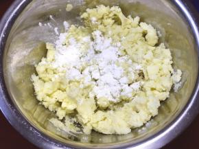 将适量生粉放入土豆泥中搅拌均匀