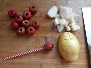 山楂洗净去核，用吸管比较容易。秋梨去核留皮，切块。