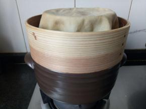 模具放蒸笼里，盖笼布蒸十分钟取出。