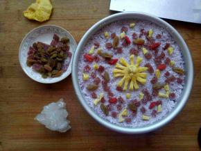 将剩余的粉逐层撒上，顶层放果脯，中间放了一朵用菠萝干做的菊花。准备了一大块冰糖，放汤里煮，不然太酸。蒸笼上锅蒸三十分钟，关火，余热再焖一下。