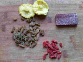 准备各种果脯。