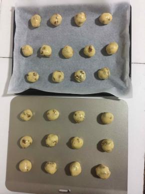 把核桃酥称重20克一个搓成圆球，排列在烤盘里。（烤箱自带的烤盘要先铺一层油纸！不粘烤盘不用铺油纸，直接放就可以了！）
