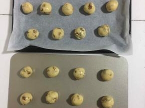 把核桃酥称重20克一个搓成圆球，排列在烤盘里。（烤箱自带的烤盘要先铺一层油纸！不粘烤盘不用铺油纸，直接放就可以了！）
