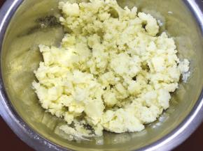 将蒸好的土豆趁热捣碎压成土豆泥