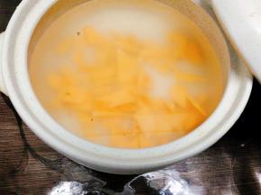 把大米，红薯，清水，全部放入砂锅里