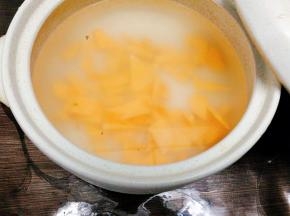 把大米，红薯，清水，全部放入砂锅里