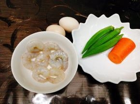 准备好鸡蛋羹的食材