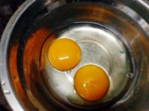 土鸡蛋打在一个大点的盆里
