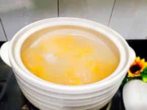 这时红薯粥已经转中小火了，用勺子顺时针搅拌一下