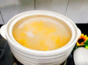这时红薯粥已经转中小火了，用勺子顺时针搅拌一下