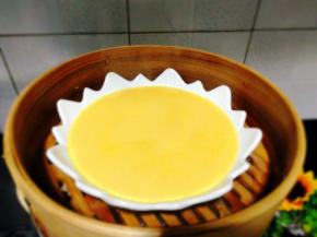 鸡蛋羹表面稍微凝固即可取出来