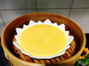 鸡蛋羹表面稍微凝固即可取出来