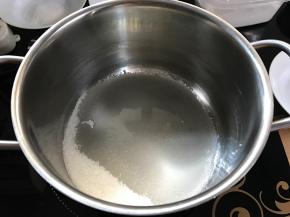 先做焦糖酱，把60克白砂糖和15克冷水一起放入锅中。