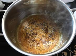 小火煮开，慢慢熬到颜色变深有焦糖味的时候关火，倒入15克热水。