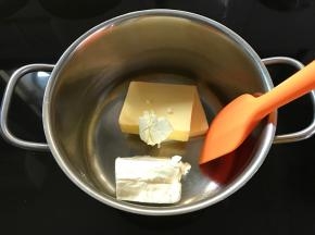 室温软化后的黄油用勺子搅拌至顺滑。