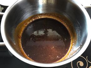 不停地晃动锅使其混匀。待用。