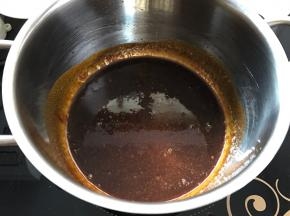 不停地晃动锅使其混匀。待用。