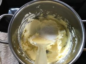 加入10克白砂糖，用打蛋器打匀至。