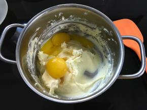 加入3个蛋黄，搅拌均匀。