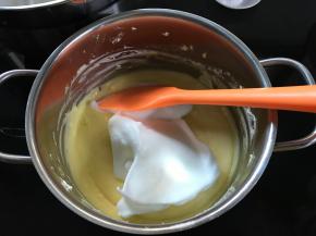 取1/3蛋白放入乳酪糊中，用刮刀拌匀。