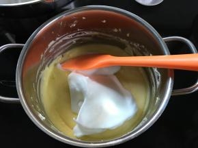 取1/3蛋白放入乳酪糊中，用刮刀拌匀。