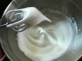 蛋白分3次加入30克白砂糖打至湿性。