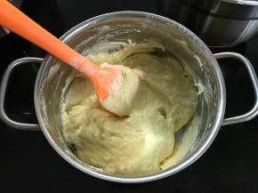 接下来再加入1/3蛋白和另外一半的低粉，拌匀后把最后的1/3蛋白加入拌匀。