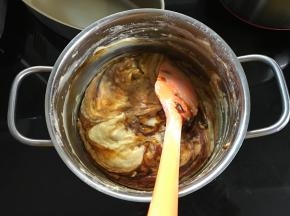 加入刚做好的焦糖酱，稍拌匀。