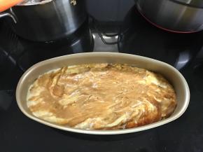 倒入模具中，表面稍抹平。