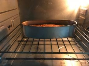 入预热好的烤箱，上下火，180度，40分钟左右。