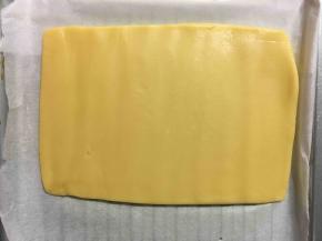 将面团放在烤盘上，用手压成厚约1cm的长方形面饼。把整好形的面团放入预热好上下火170度的烤箱，中层烤15-20分钟，直到微微发黄。