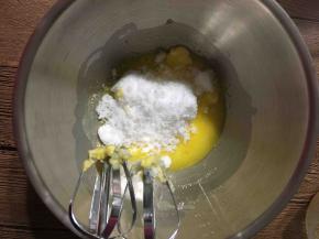 制作饼底面团，将黄油软化以后，加入细砂糖、盐稍稍打发，再倒入全蛋液。