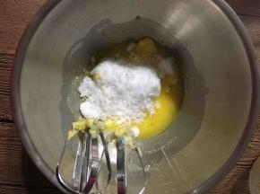制作饼底面团，将黄油软化以后，加入细砂糖、盐稍稍打发，再倒入全蛋液。