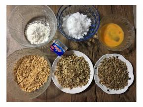 烤饼底的时候，可以制作葵花籽馅、花生碎馅料。