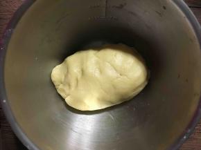 用手轻轻揉成一个面团，不要过度揉搓，搓成团即可。